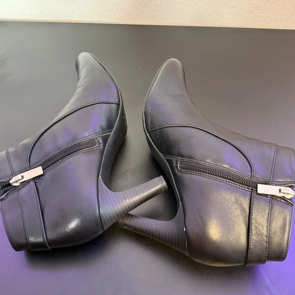 Bandolino Black Leather Ankle Boots Bit Detail Side Zip Heel Womens 8M‎